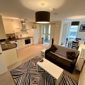  Apartment Train Station Luxury Sleeps 6 With Parking